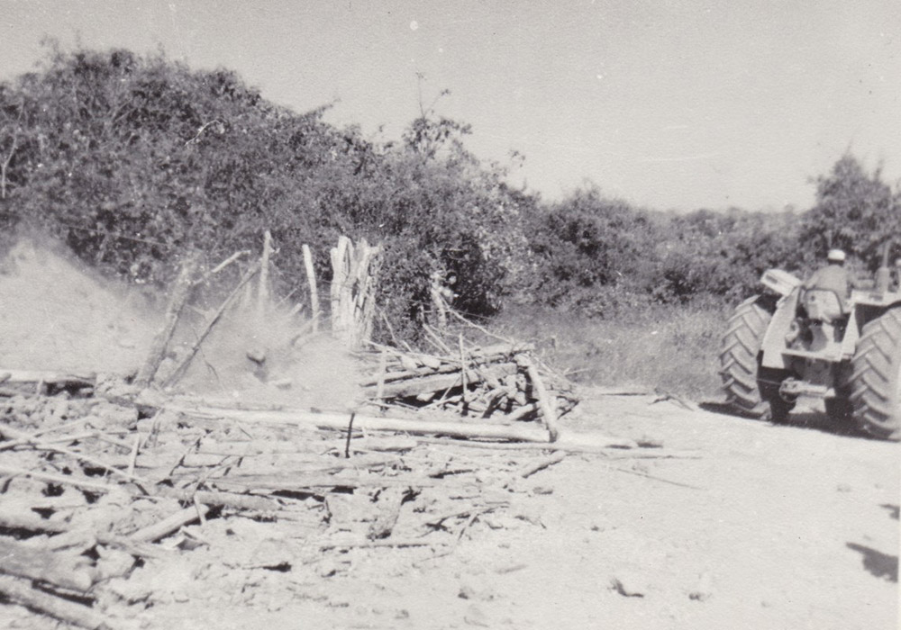 Alto Alegre 1981. Il trattore della Funai dopo la demolizione