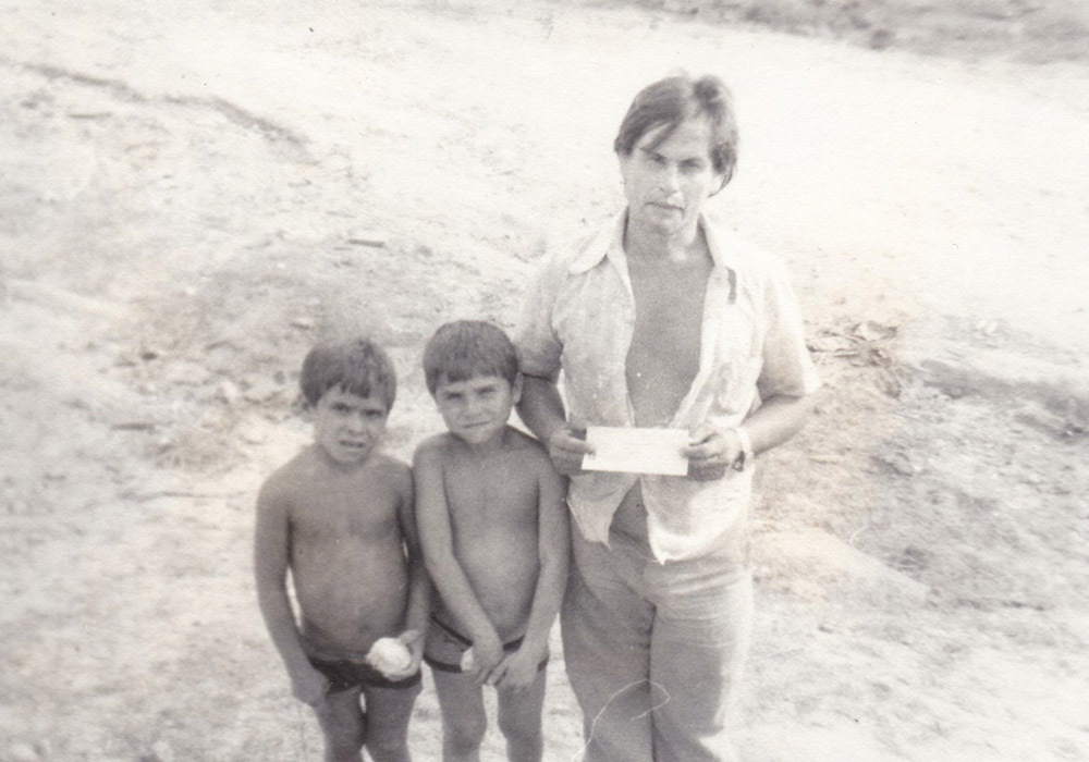 Alto Alegre 1981. Un padre con i suoi bambini