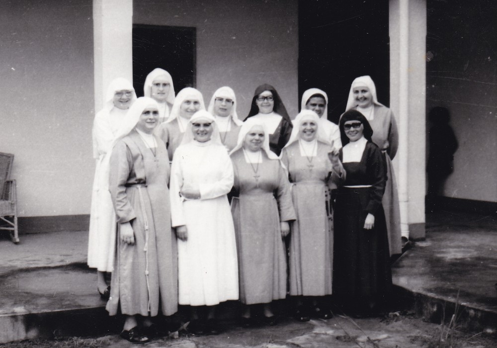 Il gruppo delle missionarie con la Madre generale