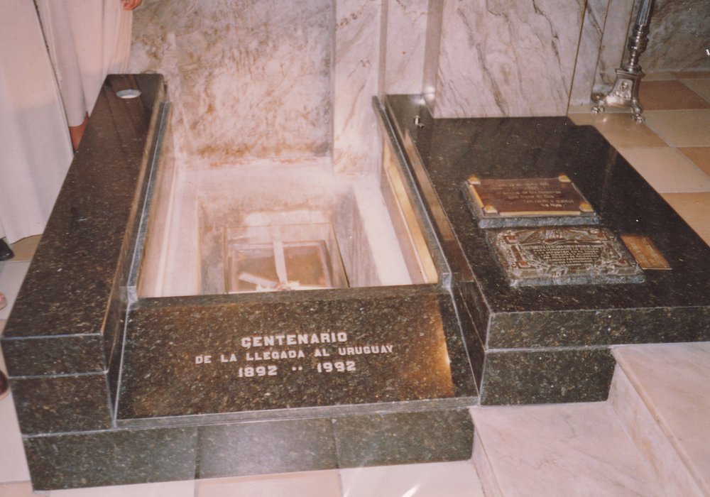 Montevideo 1993. L'urna deposta nella tomba