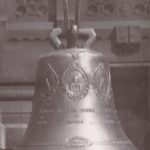 La campana in memoria delle sette Terziarie Cappuccine martiri di Alto Alegre. Vi sono incisi i nomi e la fisionomia di ognuna.