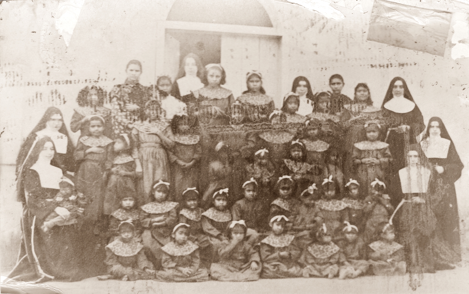 Gruppo delle Sorelle martiri con le bambine e le ragazze della colonia