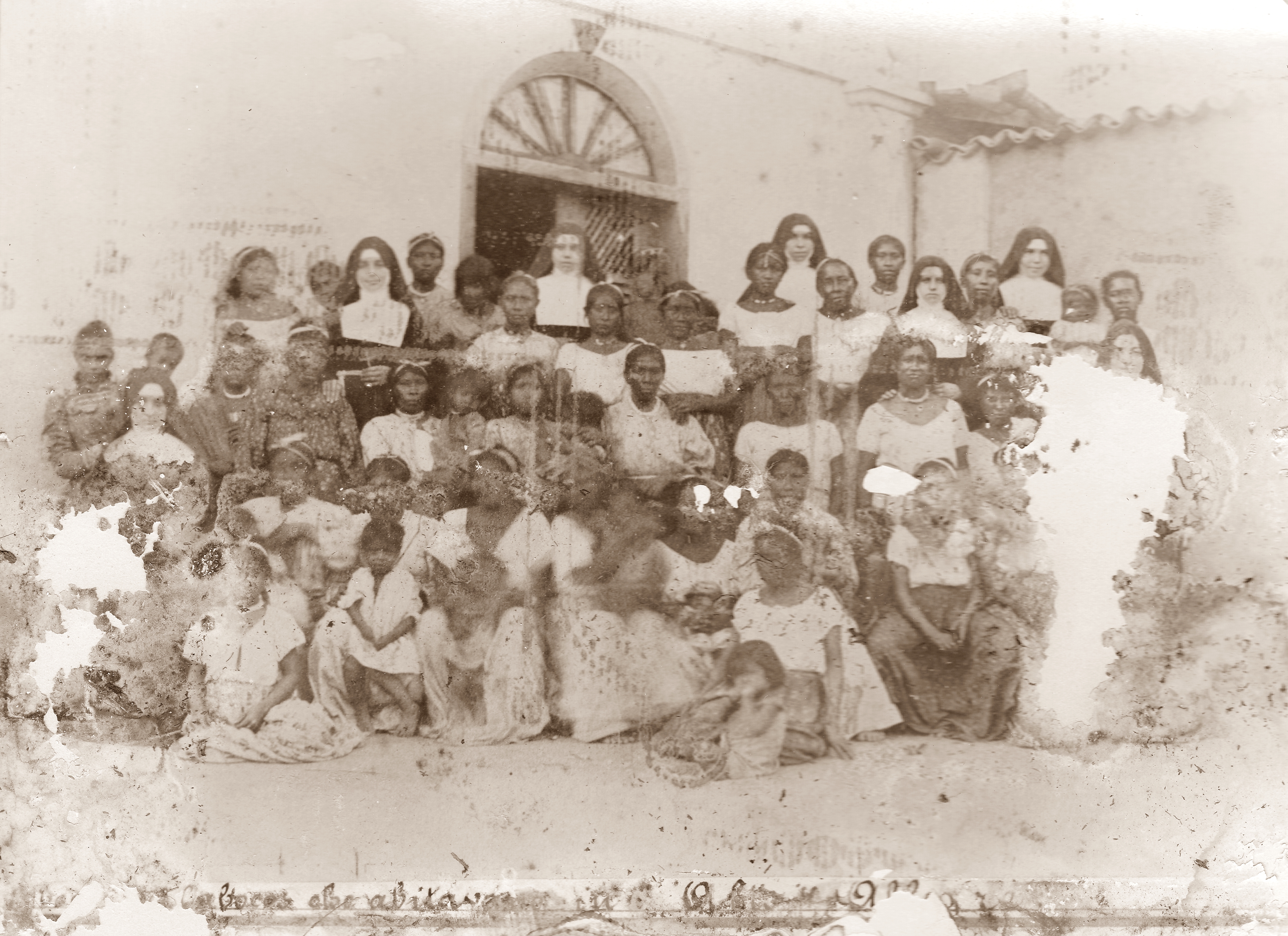 Gruppo delle Sorelle martiri con le donne indigene della colonia