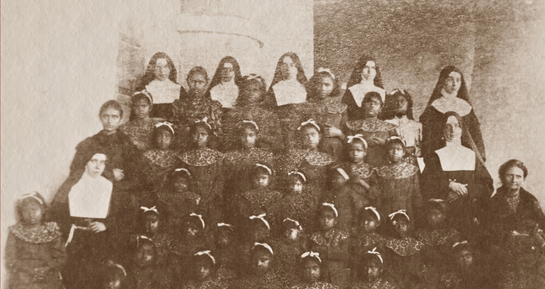 Gruppo delle Sorelle martiri con le bambine interne del collegio